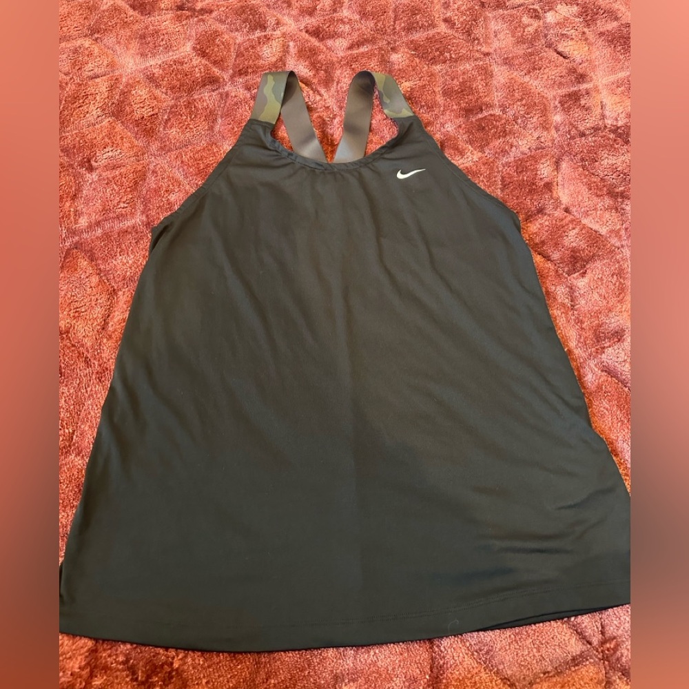 Nike dri-fit tank. Black w/ camo straps. Size M. Great condition.
